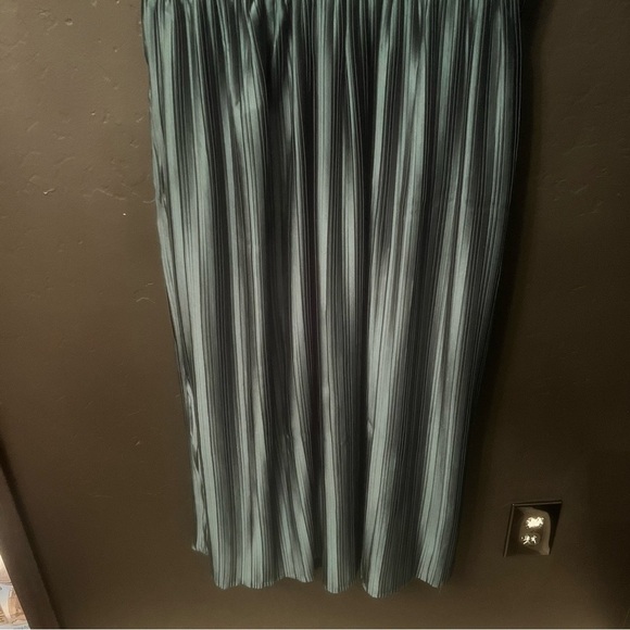 LULUS Radiant Reverie Emerald Plisse Short Sleeve Backless Midi Dress Size: L - Picture 8 of 17